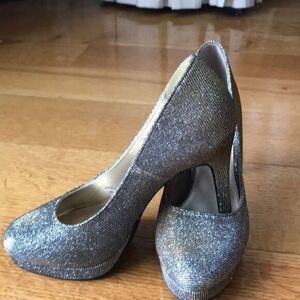 Fioni silver round toe Sparkly Pumps size 6 1/2 W